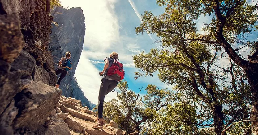 backpackers adventure tour leader