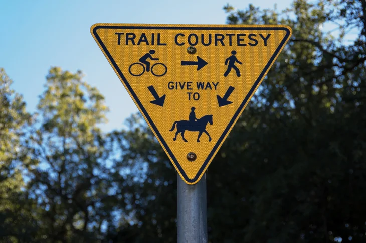 A sign that shows right-of-way on the trail; everyone yields to horses
