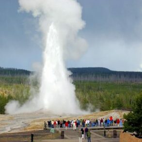 geyser Yellowstone people fountian water park guide