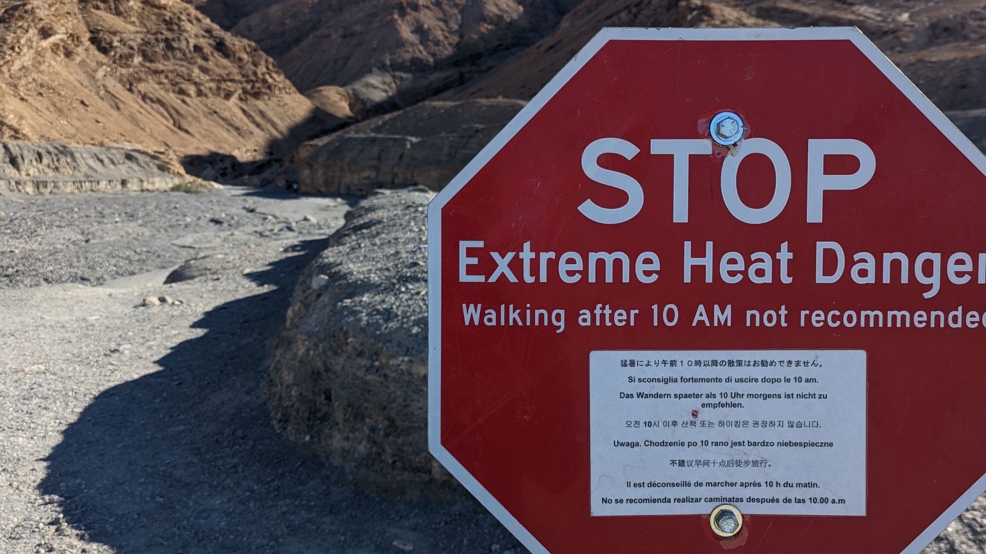 A sign warns of extreme heat and urges hikers to hike before 10am