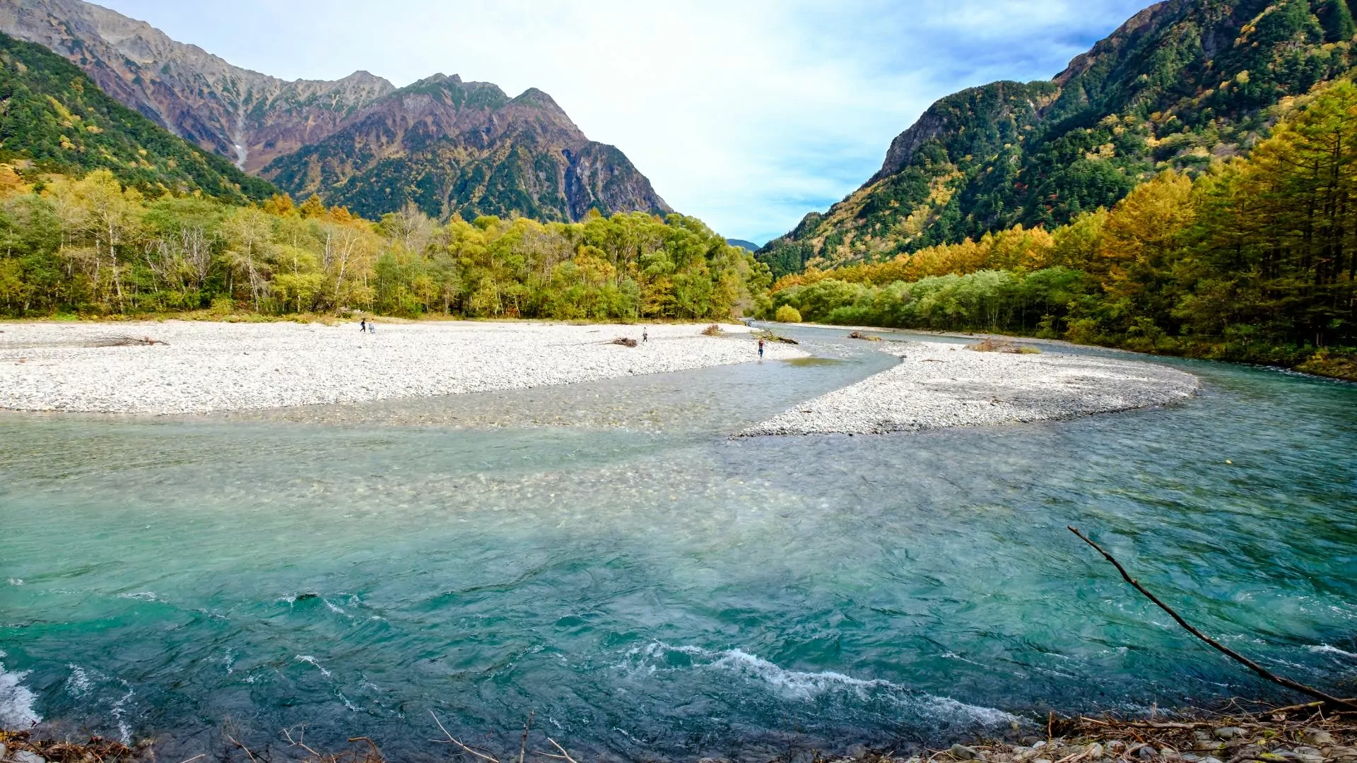 A river runs through the Japan alps