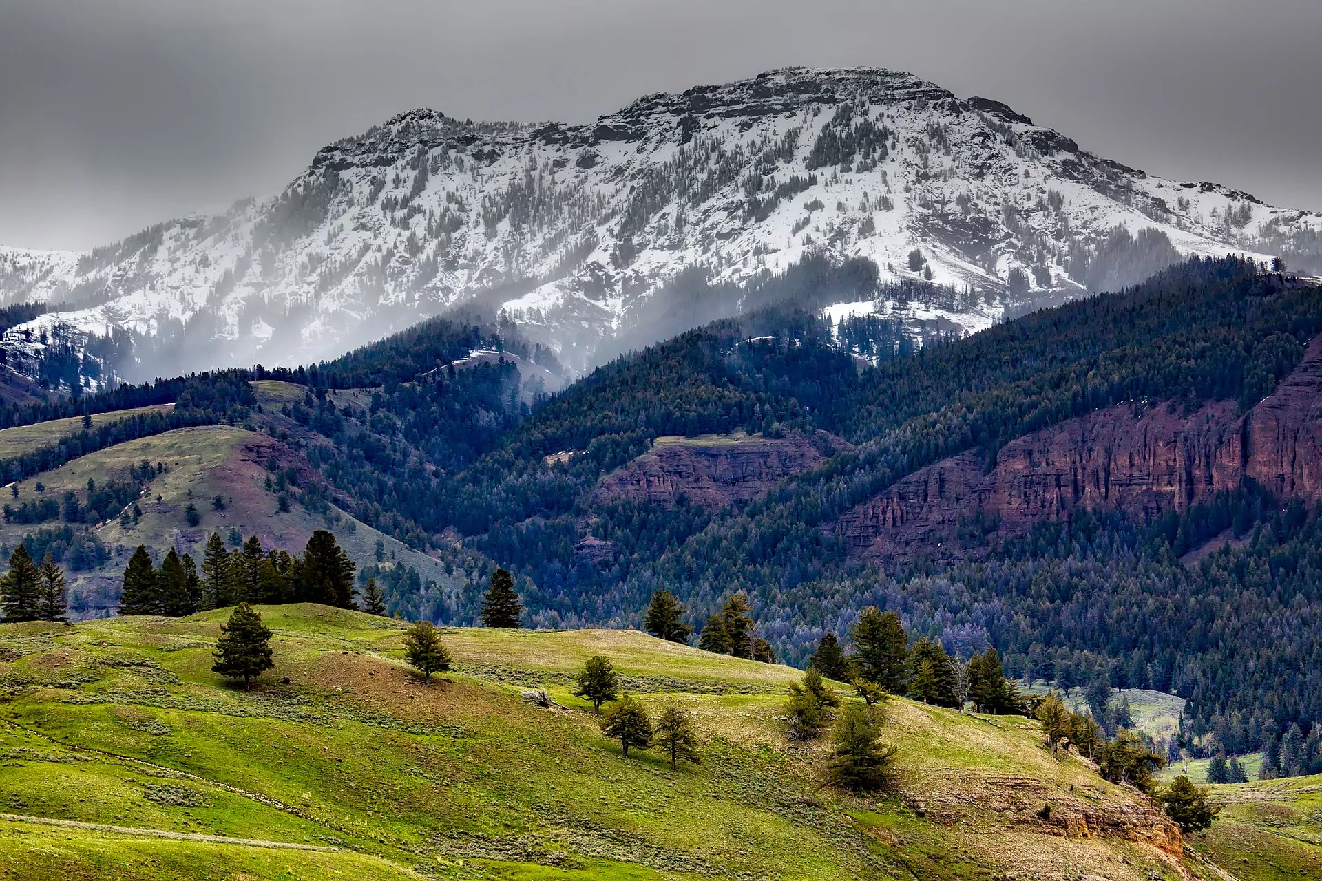 Yellowstone mountains usa hiking destination