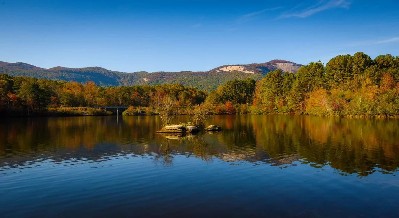 table rock south carolina fall colors leaf-peeping hike