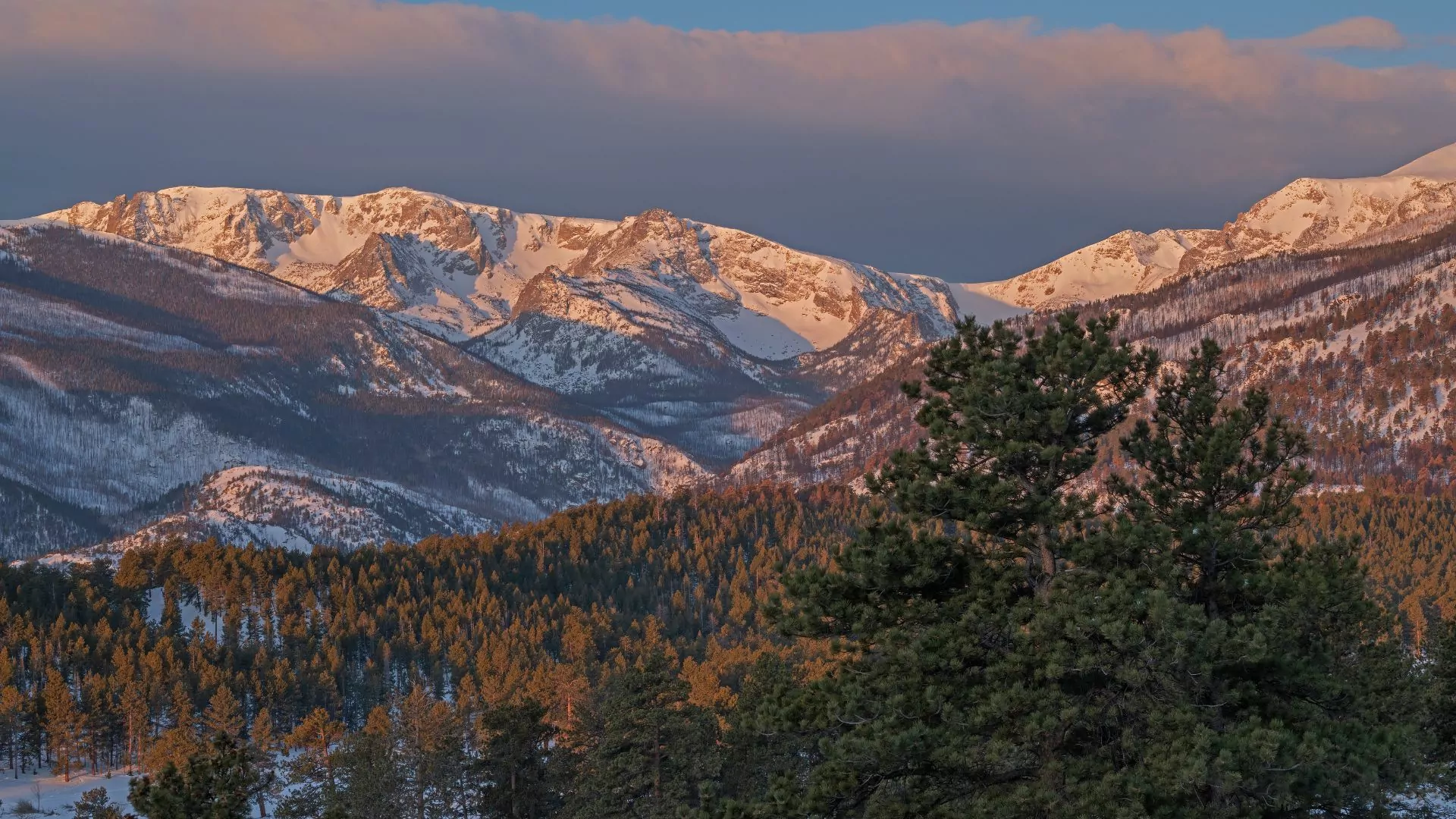 Snowy Rocky Mountain National Park in the winter