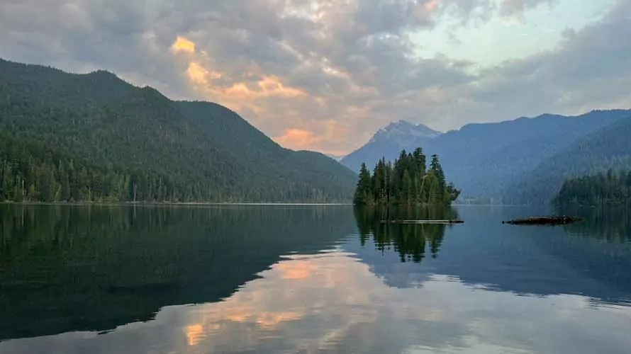 Beautiful mountain lake in the Cascades, Washington